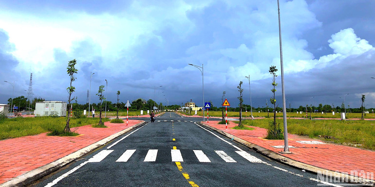 Dù đã hoàn thành và bàn giao hạ tầng cho địa phương nhưng Khu tái định cư kinh tế Năm Căn chưa thu hút được dân vào tái định cư.