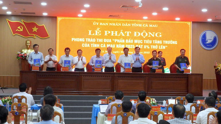 Các đơn vị trên địa bàn tỉnh Cà Mau ký kết cam kết thi đua năm 2025 trước sự chứng kiến của lãnh đạo tỉnh Cà Mau.