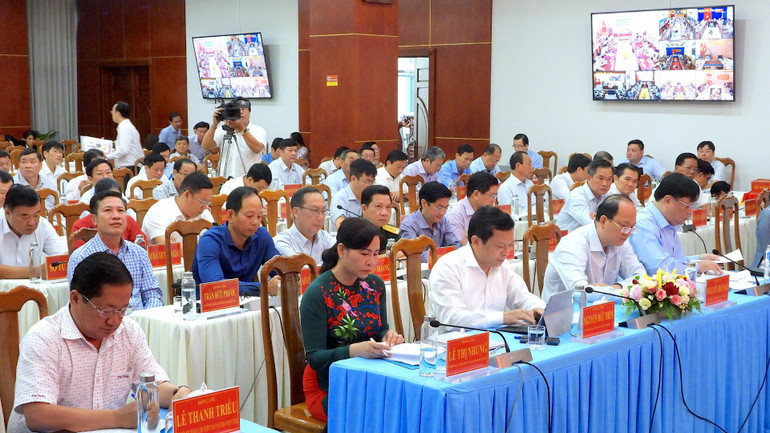 Lễ phát động phong trào thi đua “Phấn đấu tăng trưởng GRDP tỉnh Cà Mau năm 2025 đạt 8% trở lên” được trực tuyến 3 cấp tại Cà Mau.