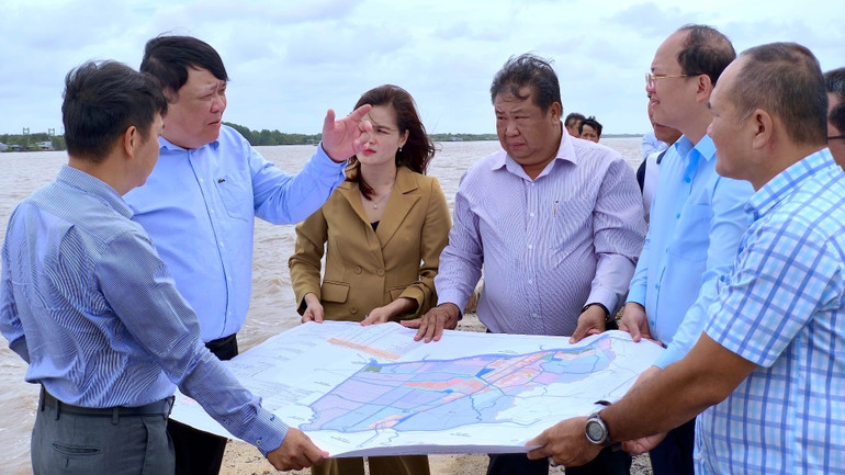 Chủ tịch Ủy ban nhân dân tỉnh Cà Mau Phạm Thành Ngại (giơ tay) góp ý tại buổi khảo sát thực tế tại Cảng Năm Căn.