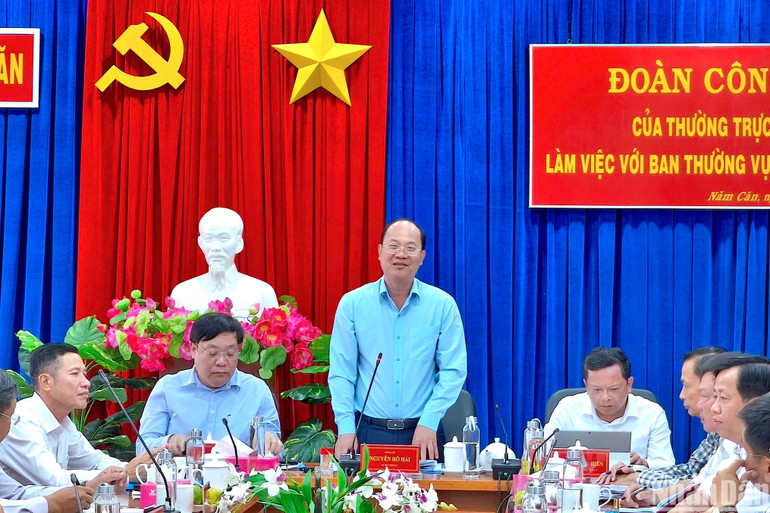 Bí thư Tỉnh ủy Cà Mau Nguyễn Hồ Hải phát biểu tại buổi làm việc với Ban Thường vụ Huyện ủy Năm Căn vào chiều 3/4.