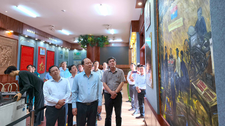 Bí thư Tỉnh ủy Cà Mau Nguyễn Hồ Hải thăm Khu di tích Ban Ấn loát đặc biệt Tây Nam Bộ (xã Hàm Rồng, huyện Năm Căn).