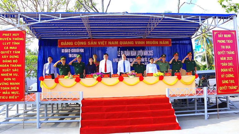 Các đại biểu lãnh đạo tỉnh Cà Mau tham dự Lễ ra quân huấn luyện năm 2025.