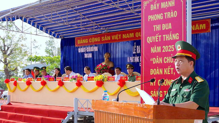 Chỉ huy trưởng Bộ Chỉ huy Quân sự tỉnh Cà Mau Nguyễn Văn Hùng (bìa phải) quán triệt, phổ biến nhiệm vụ huấn luyện chiến đấu năm 2025.