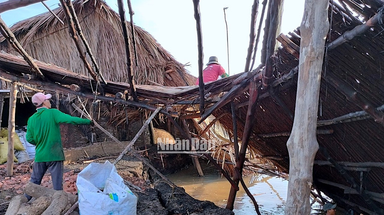 Trong vòng nửa tháng qua, ven tuyến sông Kinh 17 xã Tam Giang xảy ra đến 3 vụ sạt lở ảnh hưởng đến đời sống người dân. Trong vòng nửa tháng qua, ven tuyến sông Kinh 17 xã Tam Giang xảy ra đến 3 vụ sạt lở ảnh hưởng đến đời sống người dân.