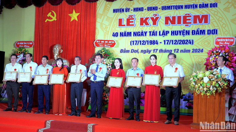 Lãnh đạo tỉnh Cà Mau tặng bằng khen cho những tập thể, cá nhân có nhiều đóng góp vì sự phát triển của quê hương Đầm Dơi.