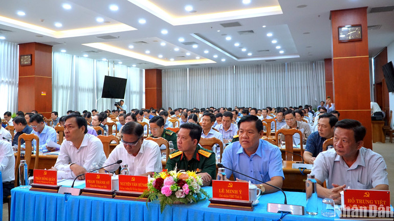 Các đại biểu trong Ban Chấp hành Đảng bộ tỉnh Cà Mau tham gia quán triệt nghiêm túc tại Hội nghị.