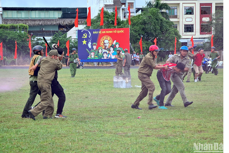 Lực lượng an ninh trật tự ở cơ sở tại Cà Mau diễn tập phòng, chống gây rối trật tự công cộng.