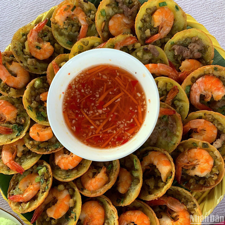 Qua bàn tay của nghệ nhân, những sản vật quê mùa được chế biến thành nhiều loại bánh dân gian thơm ngon, dân dã… Qua bàn tay của nghệ nhân, những sản vật quê mùa được chế biến thành nhiều loại bánh dân gian thơm ngon, dân dã…