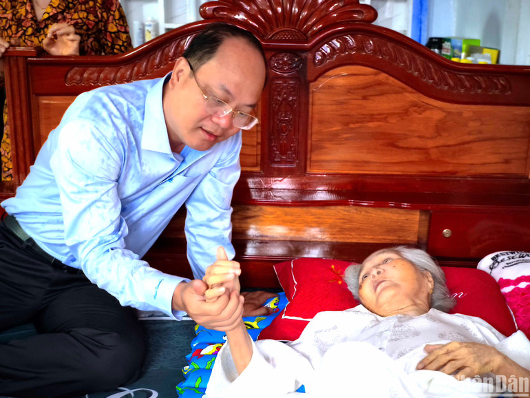 Bí thư Tỉnh ủy Cà Mau Nguyễn Hồ Hải (bìa trái) ân cần thăm hỏi Mẹ Việt Nam Anh hùng Võ Thị Nhành. Bí thư Tỉnh ủy Cà Mau Nguyễn Hồ Hải (bìa trái) ân cần thăm hỏi Mẹ Việt Nam Anh hùng Võ Thị Nhành.