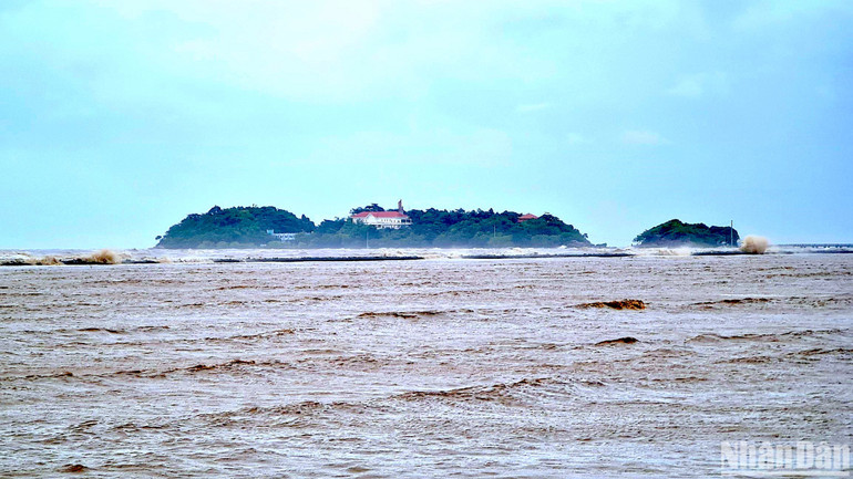 Tình hình thời tiết vùng ven biển Cà Mau diễn biến phức tạp do ảnh hưởng bão số 1.