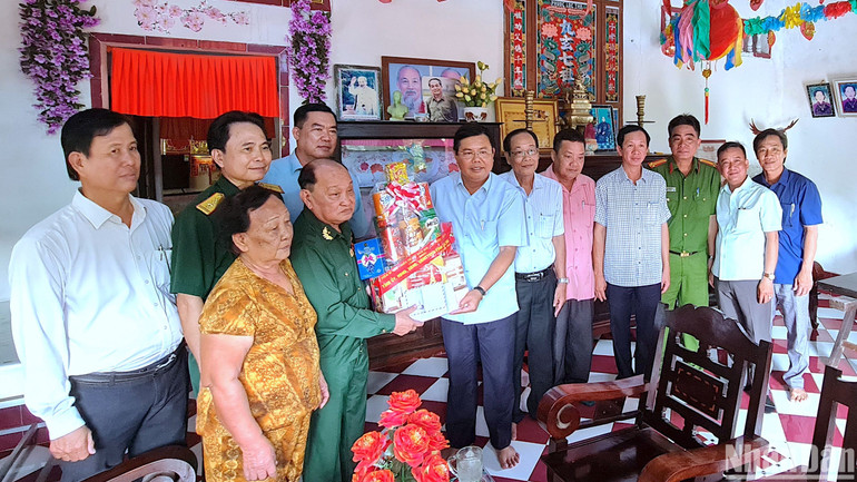 Bí thư Tỉnh ủy Nguyễn Tiến Hải và đoàn cán bộ tỉnh Cà Mau tặng quà gia đình thương binh ¼ Nguyễn Tấn Lực, ấp Tân Thành Lập, xã Tân Đức. Bí thư Tỉnh ủy Nguyễn Tiến Hải và đoàn cán bộ tỉnh Cà Mau tặng quà gia đình thương binh ¼ Nguyễn Tấn Lực, ấp Tân Thành Lập, xã Tân Đức.