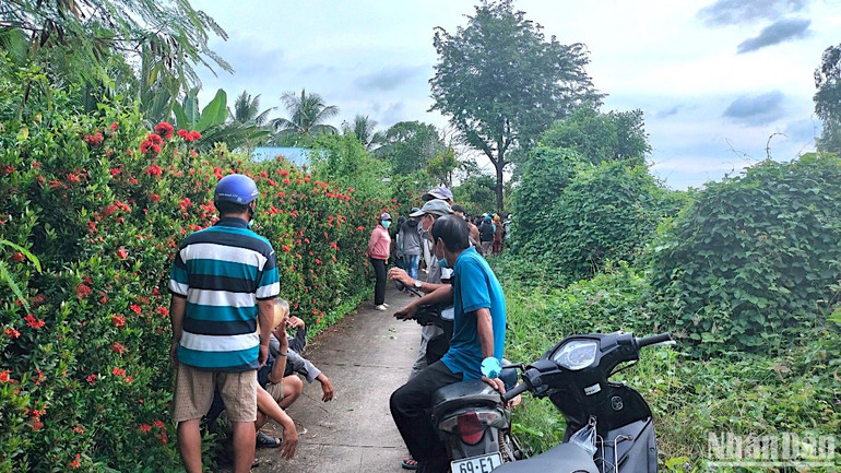 Người dân đến tìm hiểu về việc gia đình ông Sự có đến 3 người tử vong bất thường.