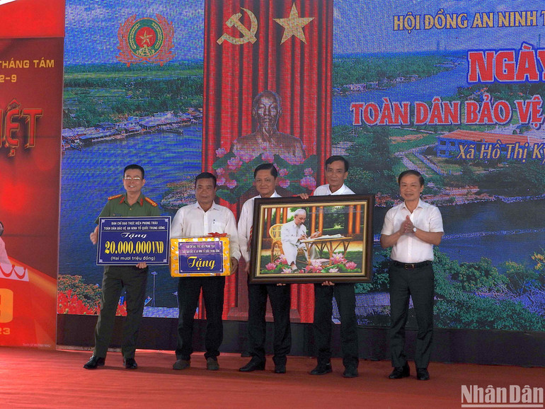 Đại diện Ban Chỉ đạo thực hiện phong trào toàn dân bảo vệ an ninh Tổ quốc Trung ương trao tặng quà cho đại diện tỉnh Cà Mau