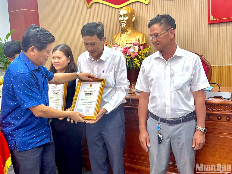 Phó chủ tịch Ủy ban nhân dân tỉnh Cà Mau Lê Văn Sử trao chứng nhận sản phẩm OCOP 4 sao năm 2023 cho các chủ thể.