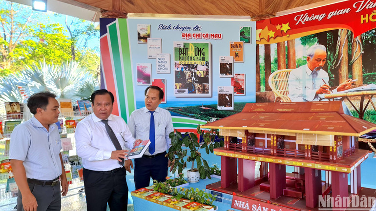 Không gian trưng bày sách và đọc sách của Thư viện tỉnh Cà Mau tại Ngày Sách và Văn hoá đọc khai mạc chiều 19/4. Không gian trưng bày sách và đọc sách của Thư viện tỉnh Cà Mau tại Ngày Sách và Văn hoá đọc khai mạc chiều 19/4.