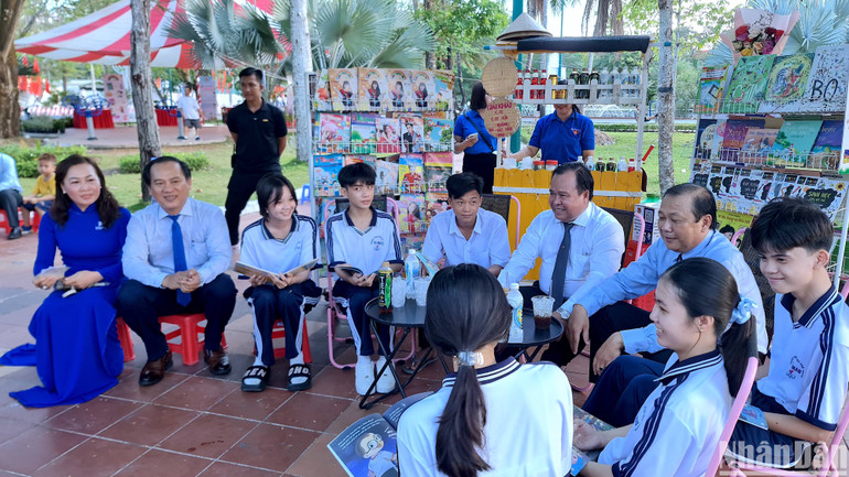 Không gian giải khát kết hợp đọc sách nhằm gây quỹ tặng tủ sách cho học sinh trên cụm đảo Hòn Chuối, tỉnh Cà Mau có đông người đến ủng hộ. Không gian giải khát kết hợp đọc sách nhằm gây quỹ tặng tủ sách cho học sinh trên cụm đảo Hòn Chuối, tỉnh Cà Mau có đông người đến ủng hộ.