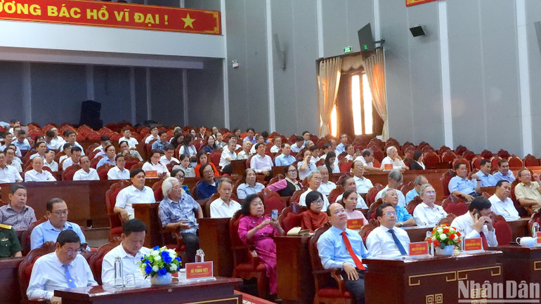 Đông đảo văn nghệ sĩ, trí thức trên địa bàn tỉnh Cà Mau tham dự họp mặt vào chiều 12/2.