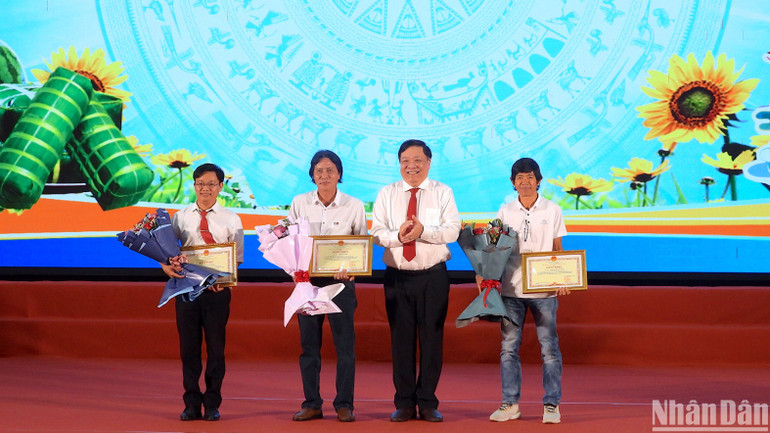 Chủ tịch Ủy ban nhân dân tỉnh Cà Mau Phạm Thành Ngại (thứ 2 từ phải qua) tặng Bằng khen cho các văn nghệ sĩ, tri thức có giải thưởng cao trong năm 2024.