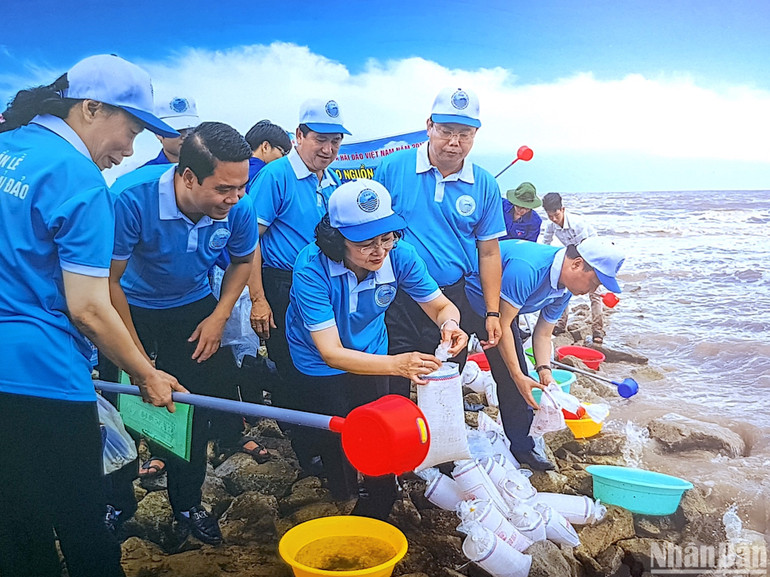 Cùng với xử lý vi phạm về sử dụng xung điện, kích điện trong khai thác, Cà Mau tăng cường thả con giống góp phần tái tạo nguồn lợi thủy sản.