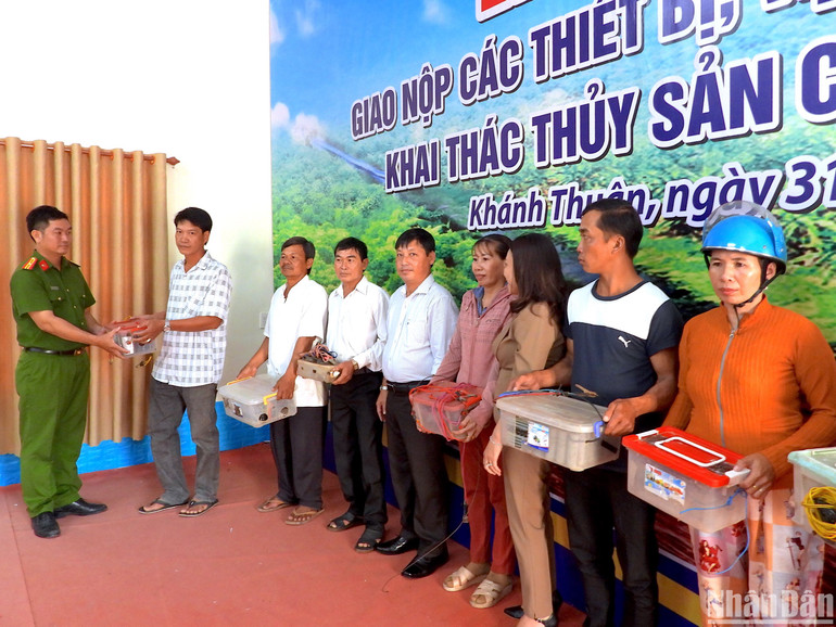 Công an xã Khánh Thuận (huyện U Minh) tiếp nhận xung điện do người dân chủ động giao nộp tại lễ phát động vào chiều 31/5.