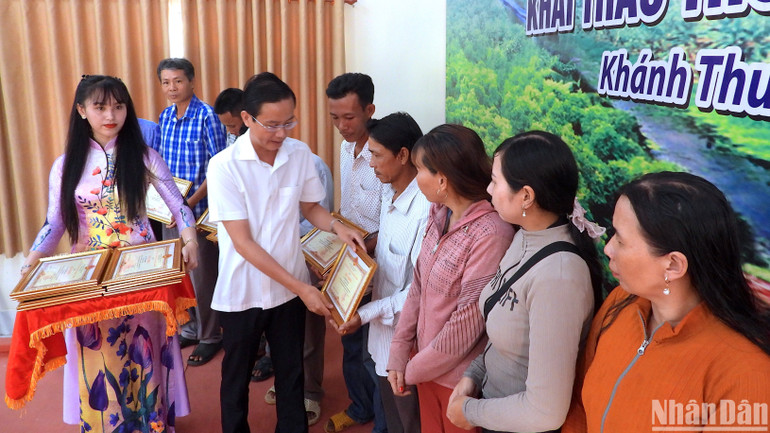 Lãnh đạo huyện U Minh tuyên dương, khen thưởng nhiều tập thể, cá nhân có thành tích tốt trong tuyên truyền, vận động nhân dân giao nộp dụng cụ khai thác có tính chất hủy diệt.