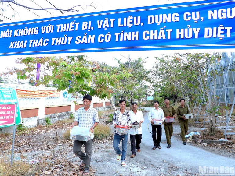 Từ quý IV/2023 đến nay, trên địa bàn xã Khánh Thuận (huyện U Minh) có hơn 50 hộ dân chủ động giao nộp xung điện, kích điện.