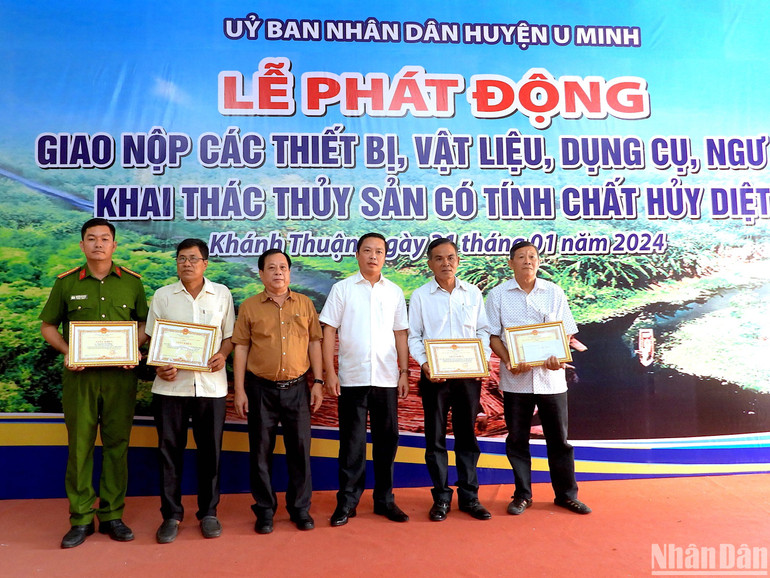 Lãnh đạo huyện U Minh tuyên dương, khen thưởng nhiều tập thể, cá nhân có thành tích tốt trong tuyên truyền, vận động nhân dân giao nộp dụng cụ khai thác có tính chất hủy diệt.
