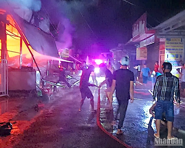 Lực lượng chức năng và người dân tham gia dập lửa.