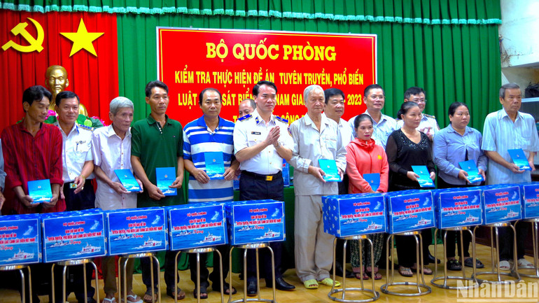 Thiếu tướng Vũ Trung Kiên tặng quà các hộ dân khó khăn trên địa bàn thị trấn Sông Đốc (huyện Trần Văn Thời, tỉnh Cà Mau).