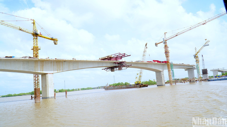Cầu Gành Hào bắt ngang sông Gành Hào nối liền vùng giáp ranh tỉnh Cà Mau và Bạc Liêu đang gấp rút hoàn thành những công đoạn sau cùng.