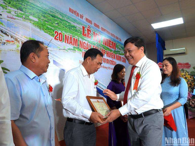 Trao Bằng khen của Chủ tịch Ủy ban nhân dân tỉnh Cà Mau cho tập thể, cá nhân có nhiều đóng góp cho quê hương huyện Năm Căn.