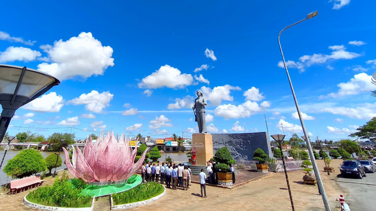 Đoàn công tác của Thường trực Tỉnh ủy Cà Mau dâng hoa tại tượng đài nữ Anh hùng Lực lượng vũ trang Nhân dân Dương Thị Cẩm Vân.