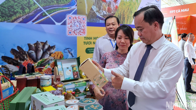 Chủ tịch Ủy ban nhân dân tỉnh Cà Mau Huỳnh Quốc Việt tham quan gian hàng OCOP ứng dụng chuyển đổi số. Chủ tịch Ủy ban nhân dân tỉnh Cà Mau Huỳnh Quốc Việt tham quan gian hàng OCOP ứng dụng chuyển đổi số.