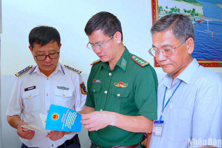 Thành viên đoàn công tác của Bộ Quốc phòng kiểm tra tủ sách pháp luật tại thị trấn Sông Đốc (huyện Trần Văn Thời, tỉnh Cà Mau).