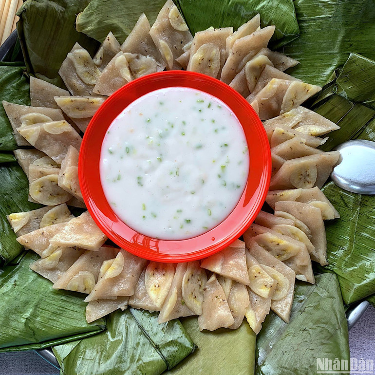 Qua bàn tay của nghệ nhân, những sản vật quê mùa được chế biến thành nhiều loại bánh dân gian thơm ngon, dân dã… Qua bàn tay của nghệ nhân, những sản vật quê mùa được chế biến thành nhiều loại bánh dân gian thơm ngon, dân dã…