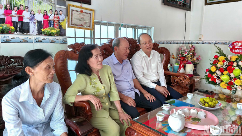 Bí thư Tỉnh ủy Nguyễn Hồ Hải (bìa phải) gởi lời thăm hỏi ân cần đến Bác sĩ, Thầy thuốc Nhân dân Võ Anh Hoang, nguyên Giám đốc Sở Y tế Cà Mau.