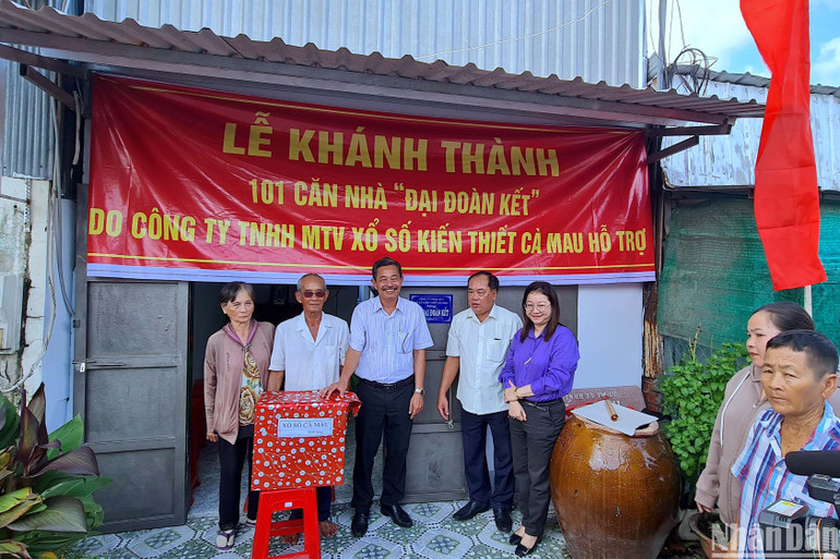 Tặng quà và bàn giao nhà cho các hộ gia đình bán vé số dạo trên địa bàn thành phố Cà Mau vào sáng 24/8.