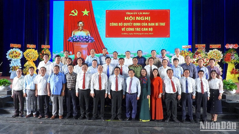 Tập thể Ban Thường vụ Tỉnh ủy Cà Mau chụp hình lưu niệm với các thành viên trong Ban chấp hành Đảng bộ tỉnh, nhiệm kỳ 2020-2025. Tập thể Ban Thường vụ Tỉnh ủy Cà Mau chụp hình lưu niệm với các thành viên trong Ban chấp hành Đảng bộ tỉnh, nhiệm kỳ 2020-2025.