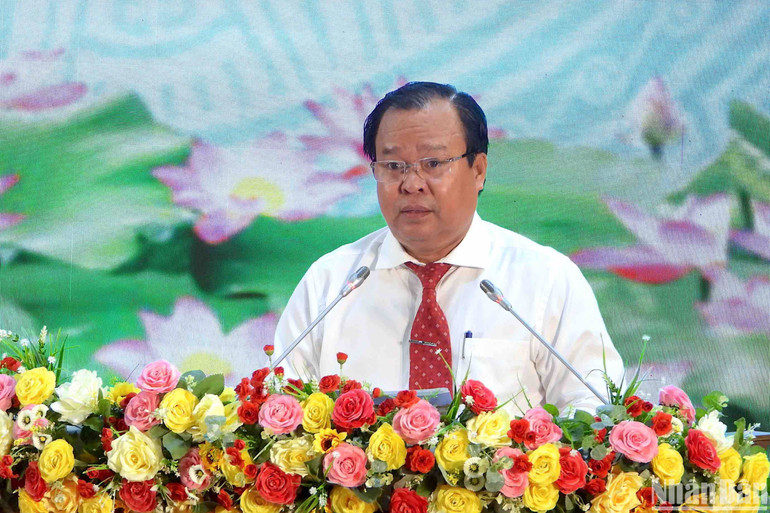 Ủy viên Ban thường vụ Tỉnh ủy, Phó Chủ tịch Ủy ban nhân dân tỉnh Cà Mau Nguyễn Minh Luân phát biểu. Ủy viên Ban thường vụ Tỉnh ủy, Phó Chủ tịch Ủy ban nhân dân tỉnh Cà Mau Nguyễn Minh Luân phát biểu.