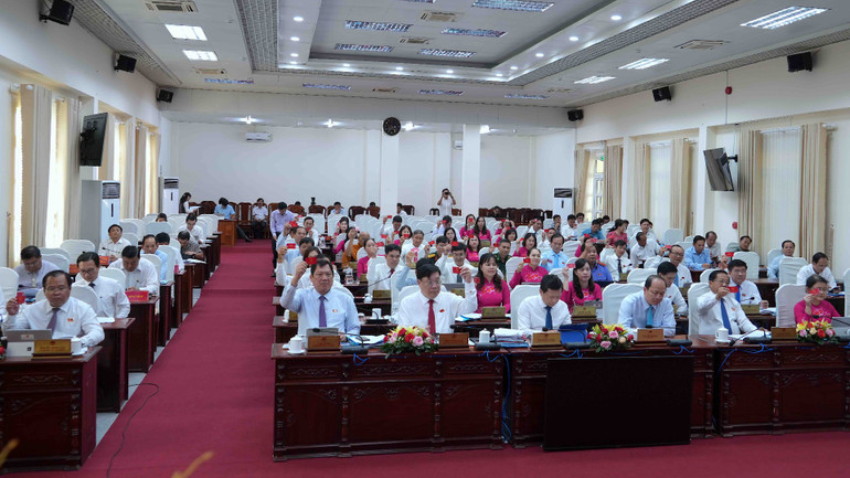 Đại biểu Hội đồng nhân dân tỉnh Cà Mau biểu quyết thông qua các Nghị quyết tại kỳ họp.