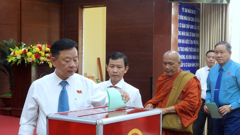 Các đại biểu Hội đồng nhân dân tỉnh Cà Mau bỏ phiếu bầu bổ sung Phó Chủ tịch Hội đồng nhân dân tỉnh đối với ông Phan Hoàng Vũ.