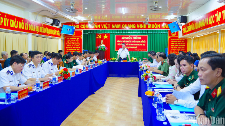 Đoàn công tác của Bộ Quốc phòng làm việc tại trấn Sông Đốc (huyện Trần Văn Thời, tỉnh Cà Mau) về kết quả thực hiện đề án tại địa phương.