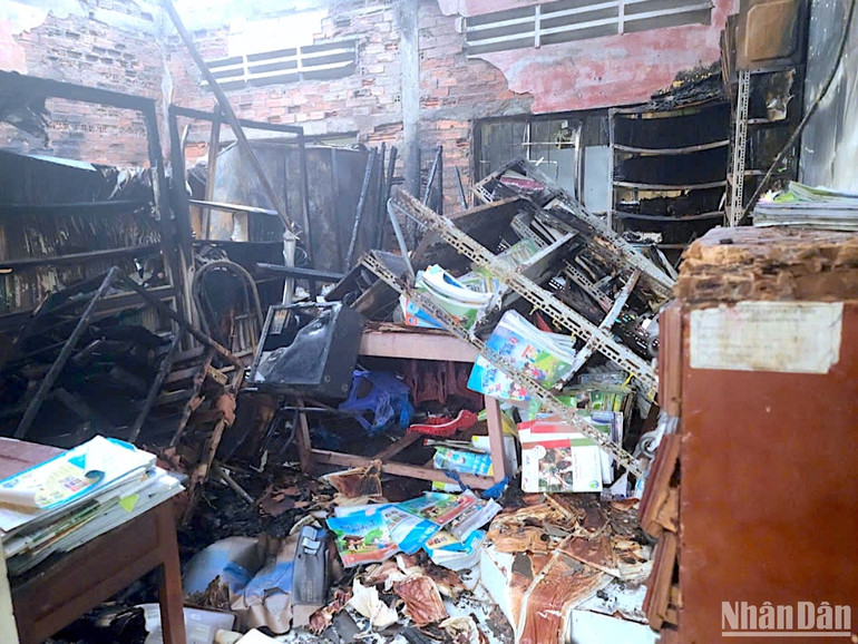 Vụ cháy gây hư hỏng gần như hoàn toàn phần mái tôn, nhiều vật dụng tại Trường tiểu học 2 thị trấn Rạch Gốc.