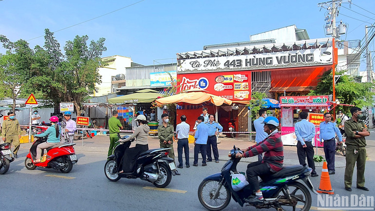 Lực lượng chức năng thành phố Cà Mau giăng dây chuẩn bị cưỡng chế công trình xây dựng không phép ở khóm 4, phường 5 vào sáng 13/3/2023.