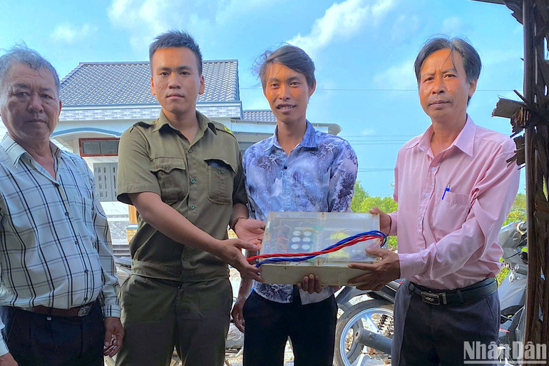 Người dân vùng quê huyện Đầm Dơi (tỉnh Cà Mau) chủ động giao nộp dụng cụ xung điện gây sát hại nguồn lợi thủy sản.