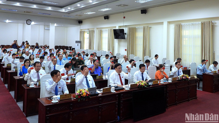 Kỳ họp cuối năm 2024 của Hội đồng nhân dân tỉnh Cà Mau biểu quyết thông qua 25 nghị quyết phục vụ phát triển kinh tế, văn hóa, xã hội tại địa phương. Kỳ họp cuối năm 2024 của Hội đồng nhân dân tỉnh Cà Mau biểu quyết thông qua 25 nghị quyết phục vụ phát triển kinh tế, văn hóa, xã hội tại địa phương.