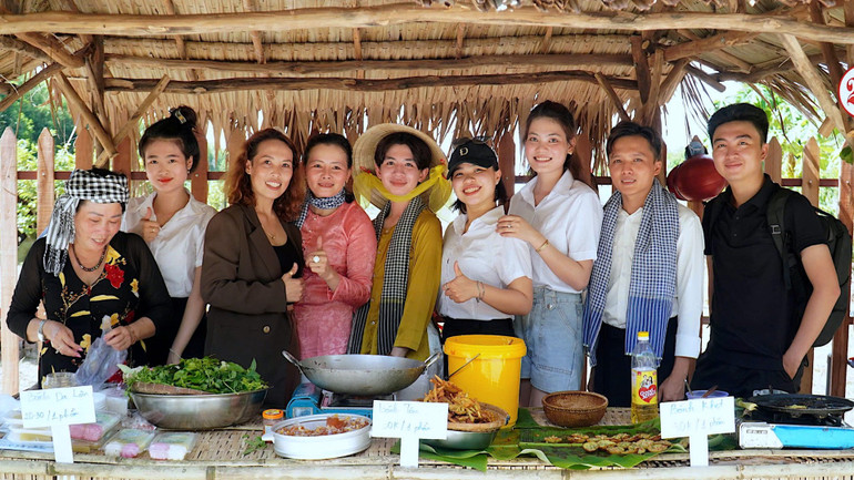 Hoạt động ẩm thực tại chợ quê trong Ngày hội "Hương rừng U Minh".