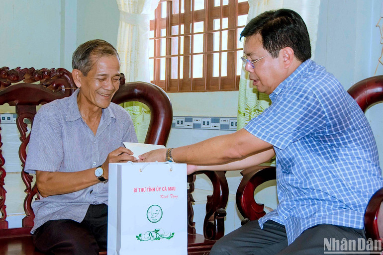 Ủy viên Trung ương Đảng, Bí thư Tỉnh ủy Cà Mau Nguyễn Tiến Hải thăm, tặng quà người có uy tín trong đồng bào Khmer xã Hồ Thị Kỷ.