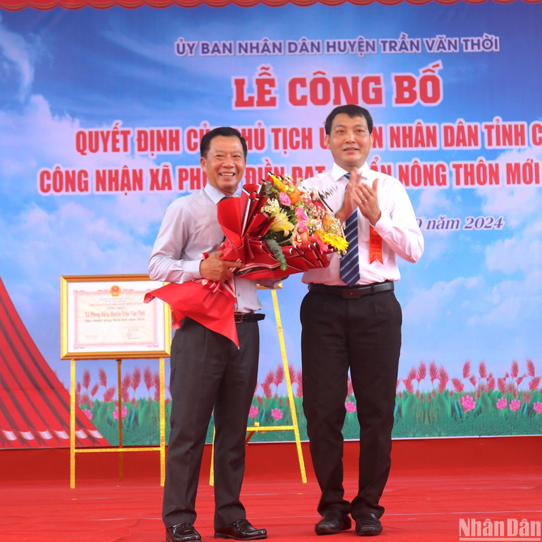 Lãnh đạo Hội đồng nhân dân tỉnh Cà Mau tặng hoa chúc mừng chính quyền huyện Trần Văn Thời có thêm xã về đích xây dựng nông thôn mới. Lãnh đạo Hội đồng nhân dân tỉnh Cà Mau tặng hoa chúc mừng chính quyền huyện Trần Văn Thời có thêm xã về đích xây dựng nông thôn mới.